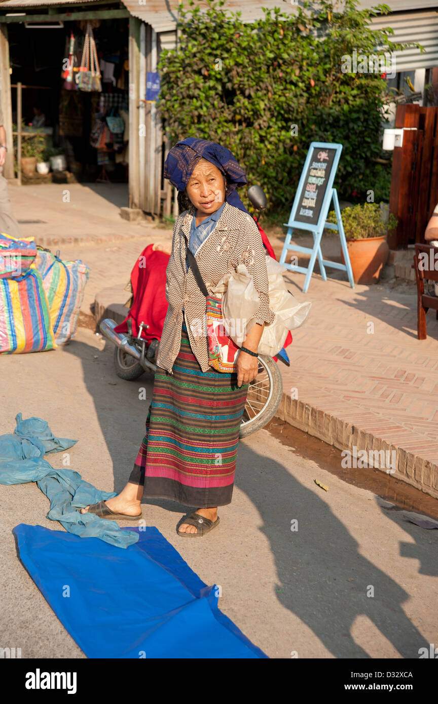 La configuration de son textile femme caler au marché de Luang Prabang au Laos Banque D'Images