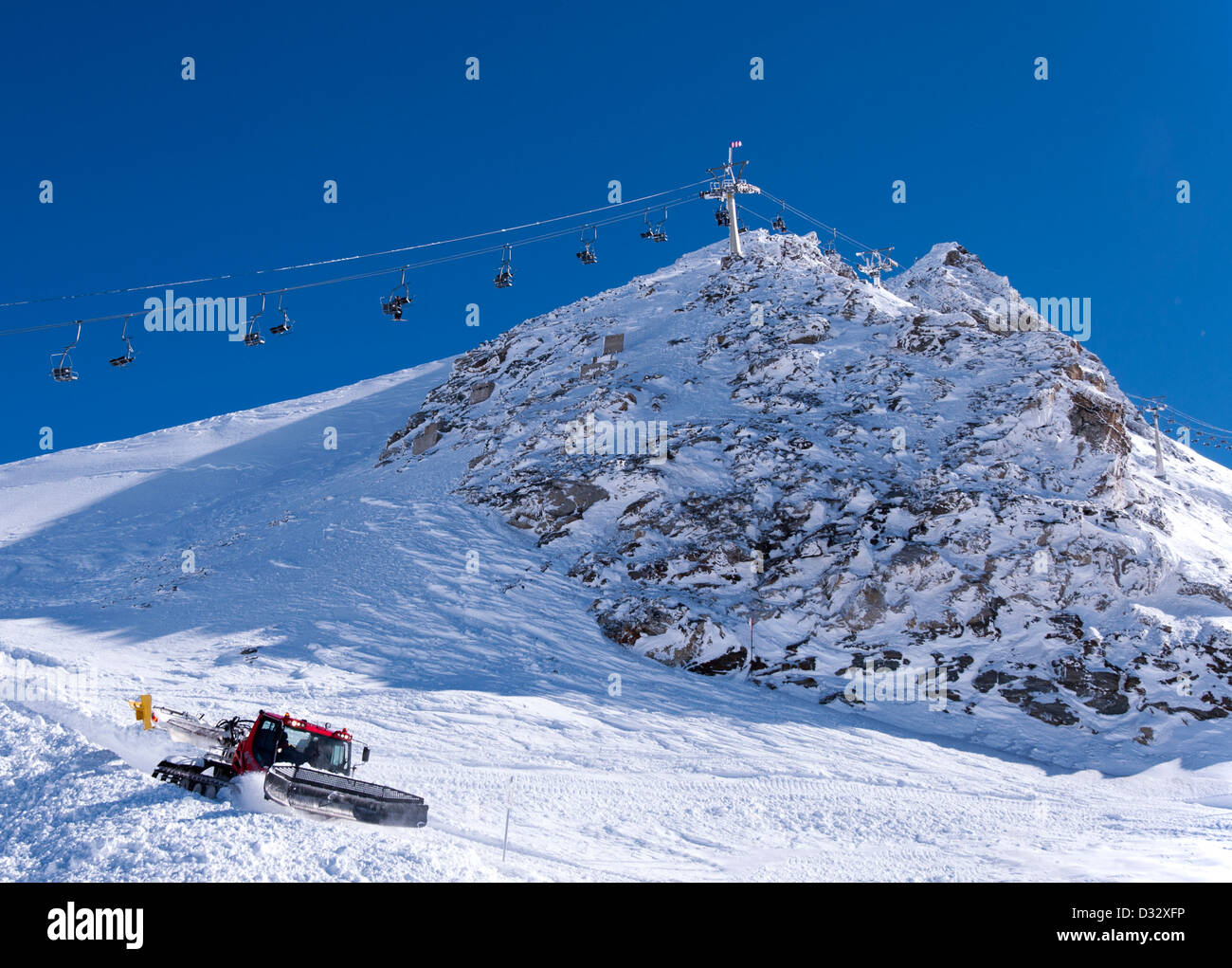 Télésiège et snowgroomer à glacier de Hintertux dans Alpes de Zillertal en Autriche Banque D'Images