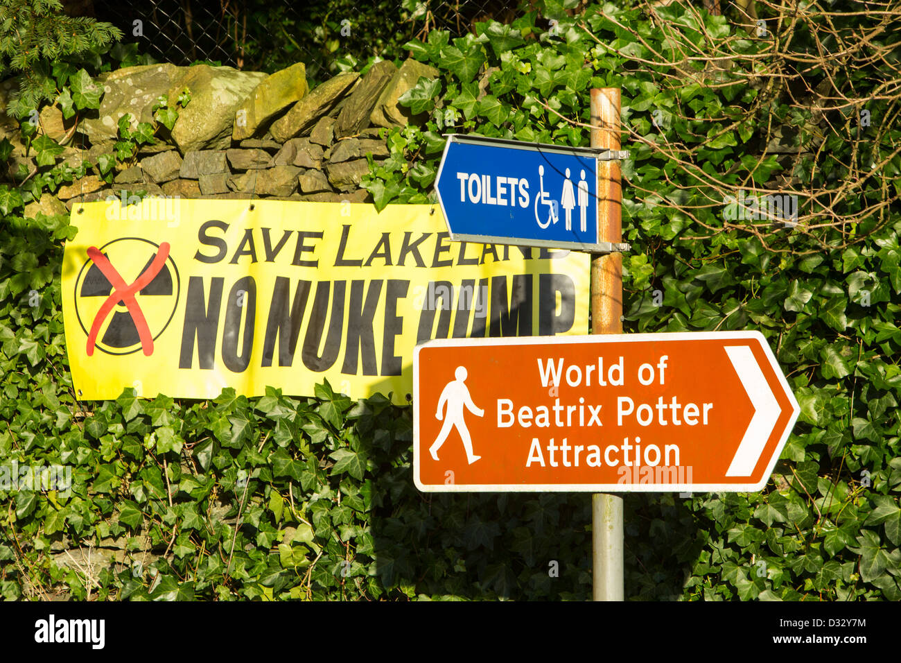 Une bannière pour protester au sujet de l'observation possible d'un dump dans le Lake District, Cumbria, Royaume-Uni. Banque D'Images