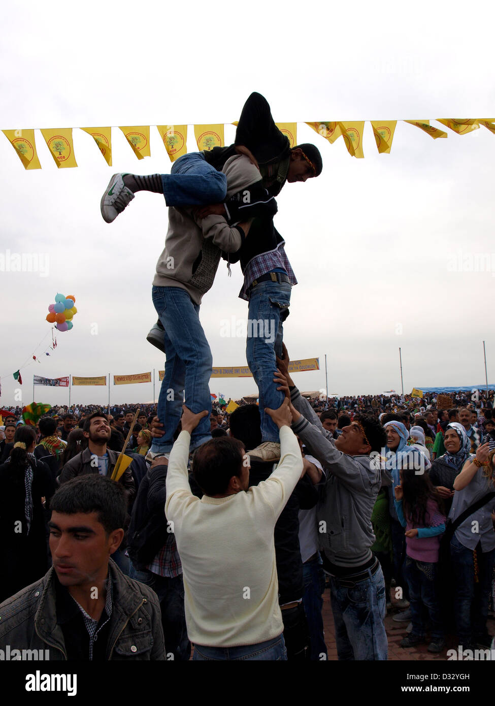 Les jeunes Kurdes faire des droits de l'tower au cours de Nevruz à Diyarbakir, Turquie. Banque D'Images