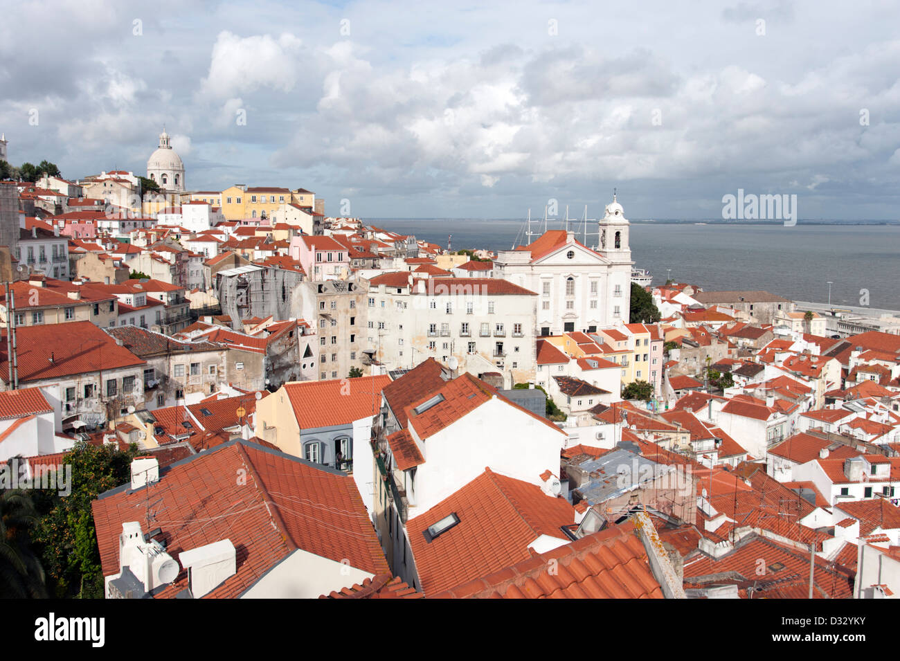 Vue sur l'Alfama de Miradouro de Santa Luzia, Lisbonne, Portugal Banque D'Images