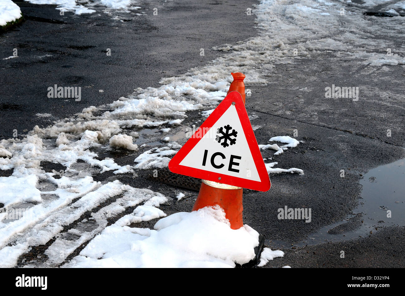 Panneau d'avertissement de glace sur le chemin enneigé Banque D'Images