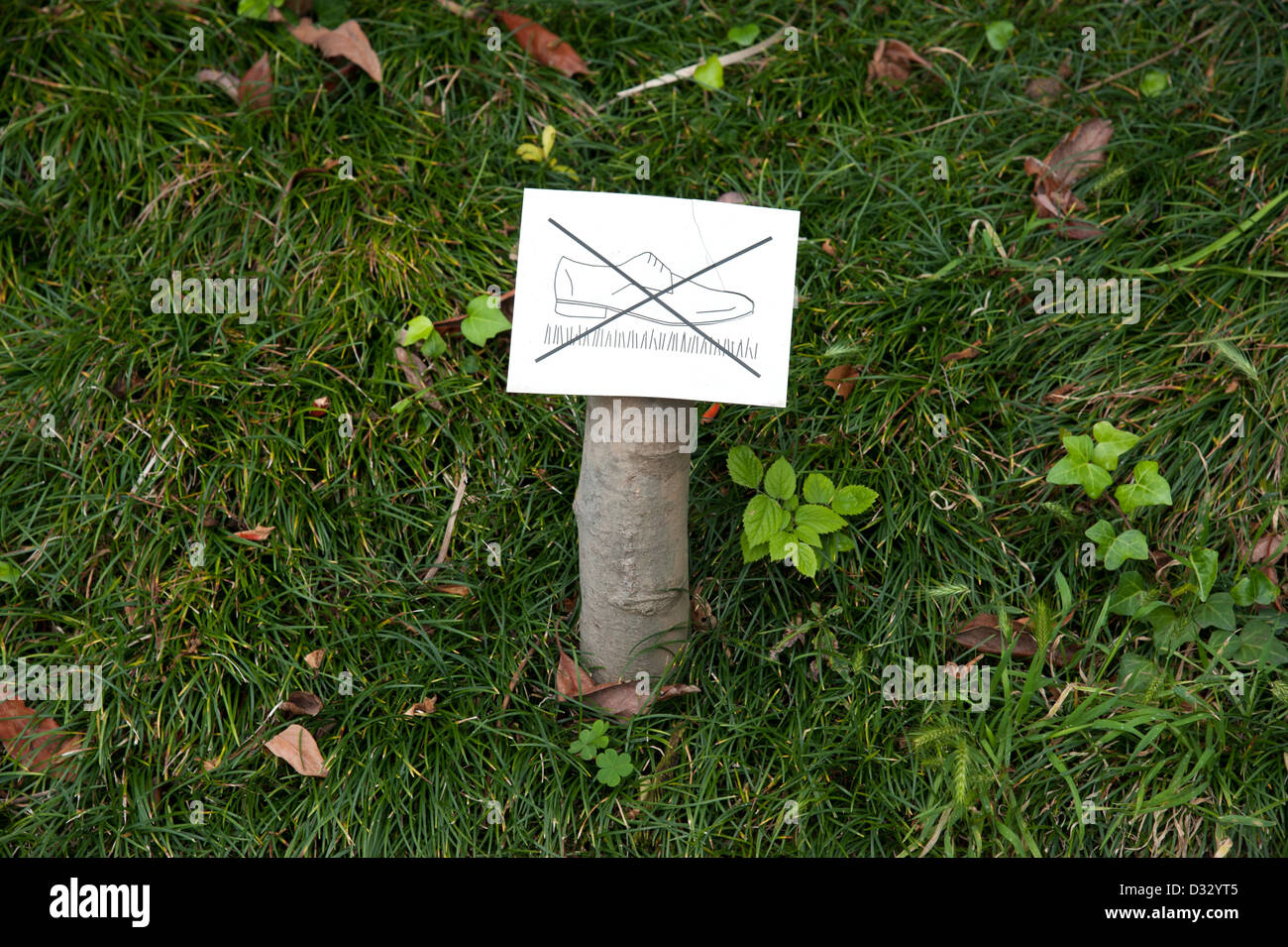 Restez à l'écart l'herbe sign Banque D'Images