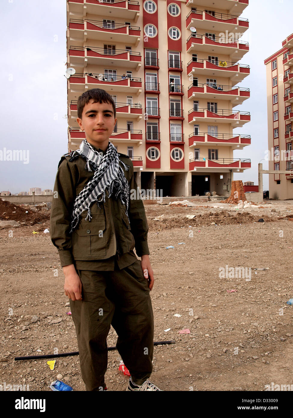 Garçon vêtu de kurde PKK, Parti des Travailleurs du Kurdistan de corvée de guérilla au cours de Nevruz à Diyarbakir, Turquie. Banque D'Images