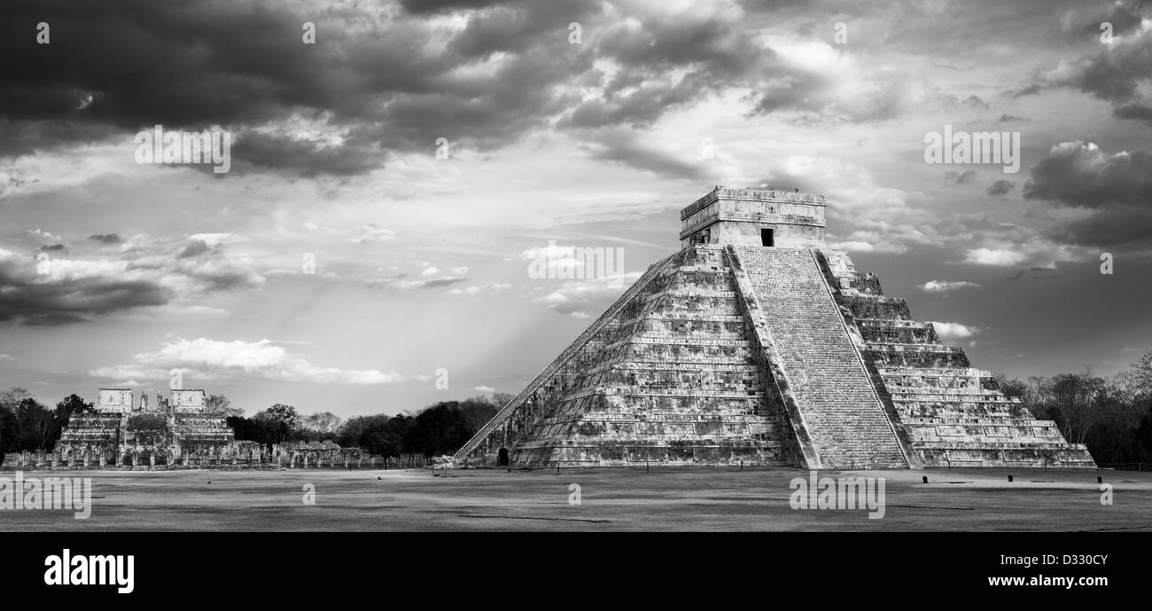 Dans Chitcen Itza pyramide Maya, Mexique Banque D'Images