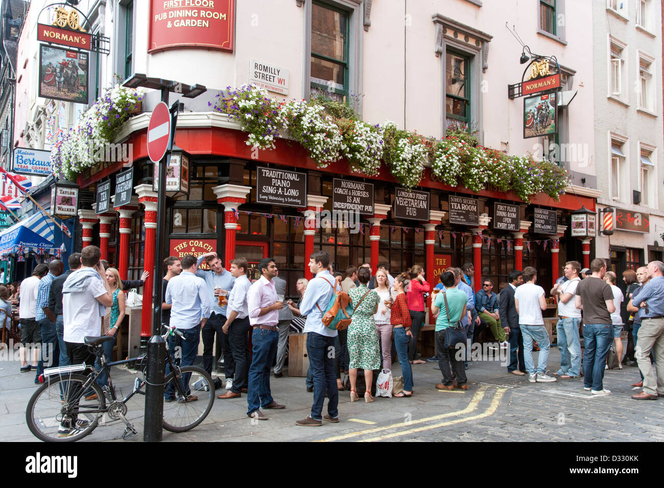 Les personnes qui boivent à l'extérieur de l'entraîneur et les chevaux pub à Soho, London, England, UK Banque D'Images