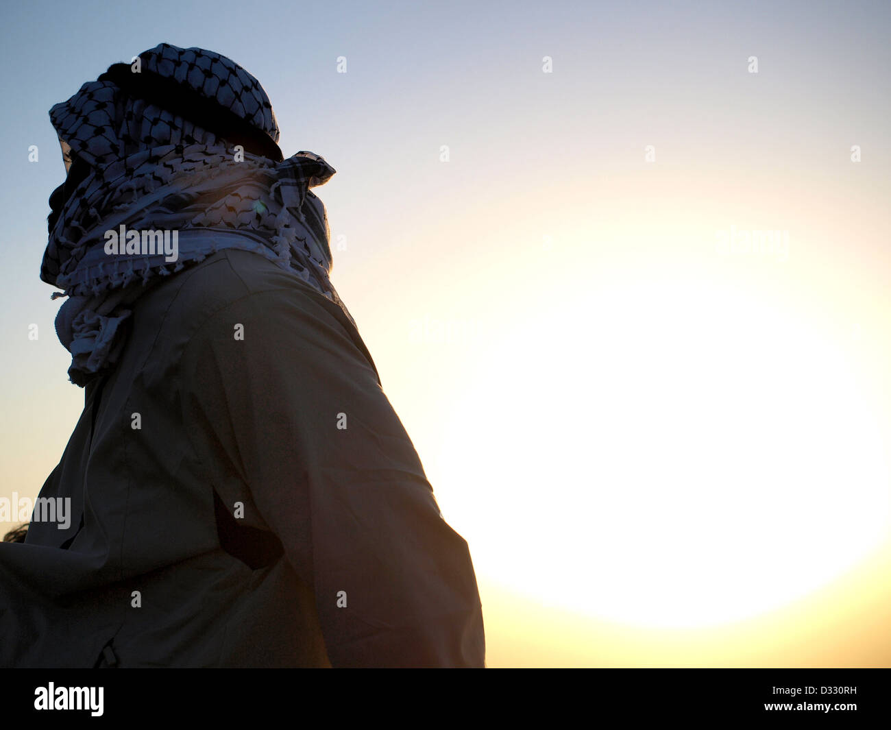 Homme Bédouins arabes au lever du soleil sur le mont Sinaï, Saint Luc, l'Égypte. Banque D'Images