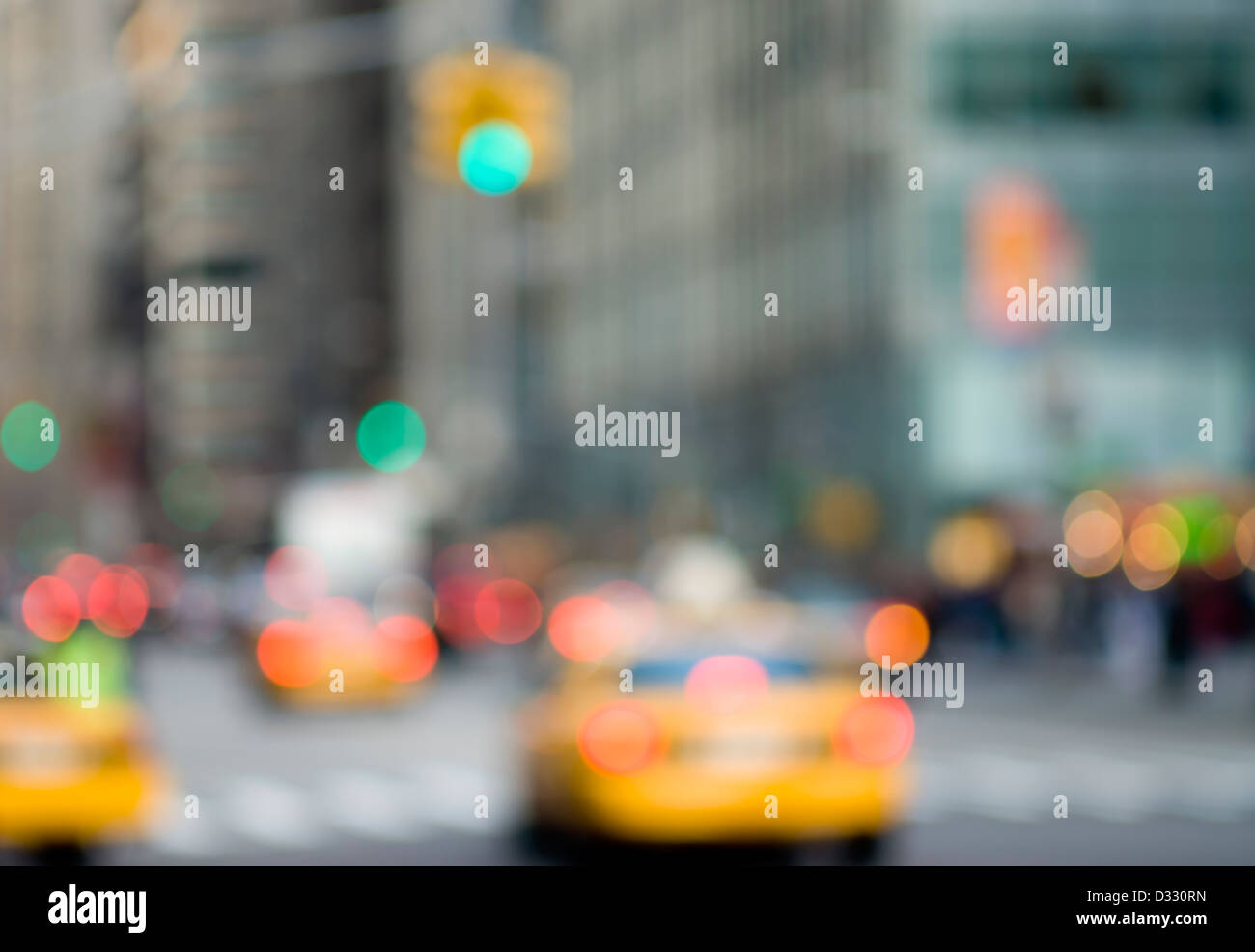 Résumé de la scène urbaine avec circulation et taxis, New York City. Banque D'Images