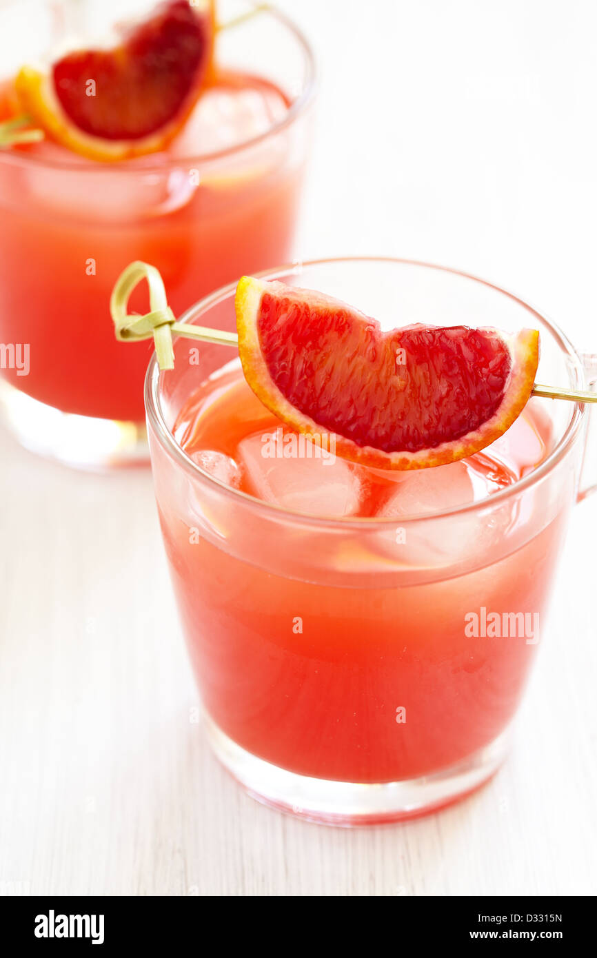 Cocktail orange sanguine avec des tranches d'orange sanguine Banque D'Images