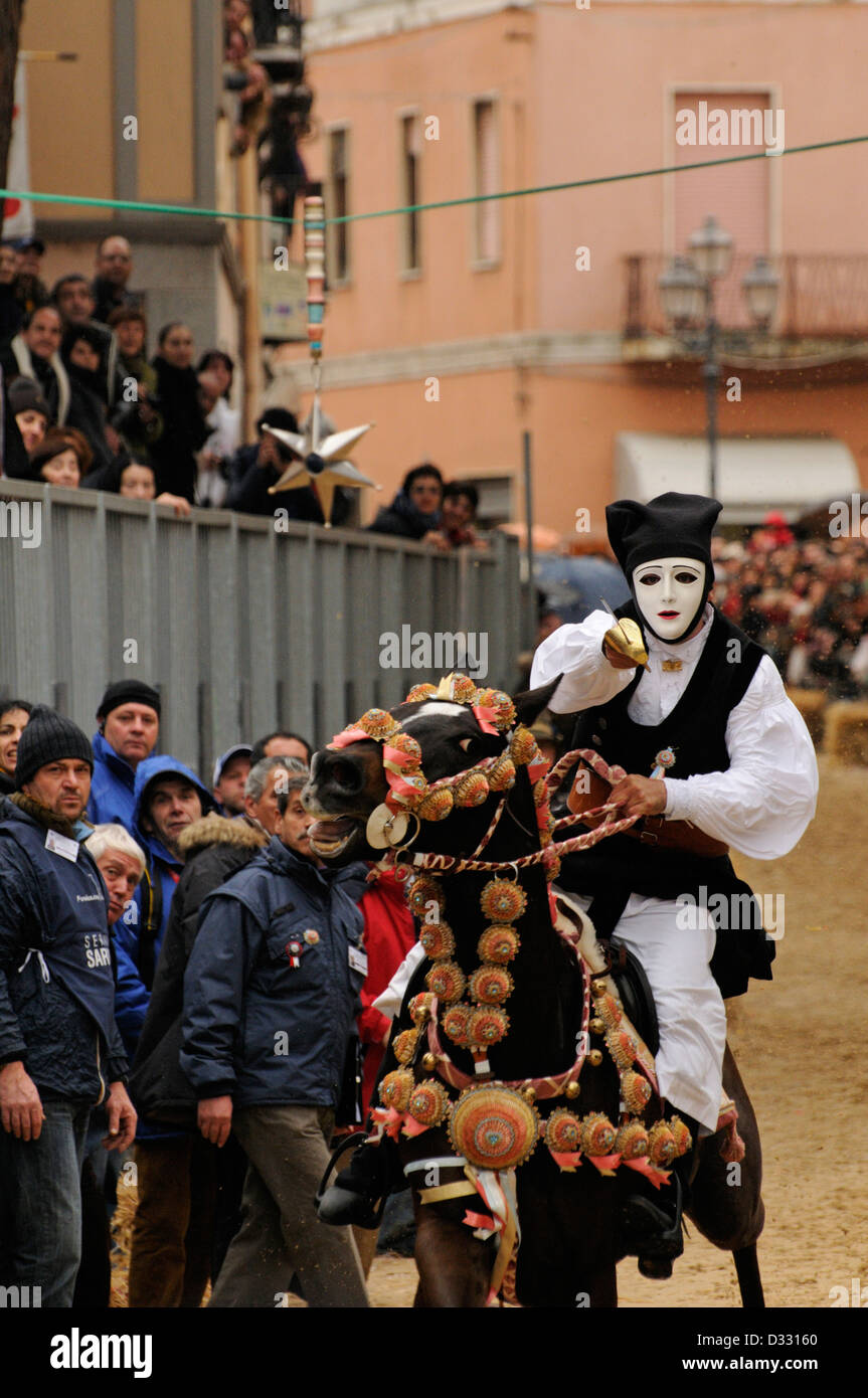 Rider avec son masque à la Sa Sartiglia fête et carnaval parade, Oristano, Sardaigne, Italie Banque D'Images