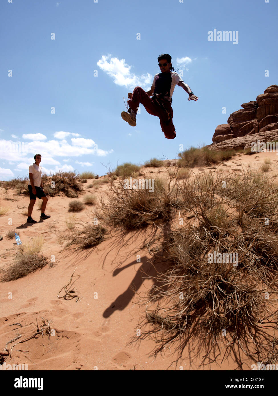 L'homme en sautant en l'air dans desert au Wadi Rum. Banque D'Images