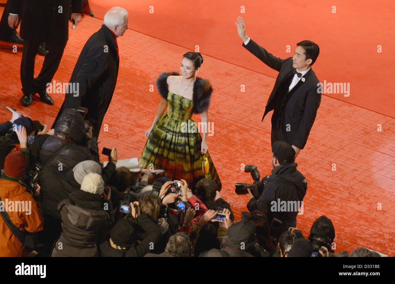 Berlin, Allemagne. 7 février 2013. Berlin, Allemagne. 7 février 2013. Les acteurs Zhang Ziyi (M) et Tony Leung Chiu Wai (R) de la Chine arrivent pour la première du film 'Le Grand Maître' ('Yi Dai zong shi') durant le 63ème Festival du Film de Berlin, à Berlin, Allemagne, 07 février 2013. Le film a été choisi comme film d'ouverture de la Berlinale et s'exécute dans l'article officiel de compétition. Photo : Rainer Jensen dpa/ Alamy Live News Banque D'Images