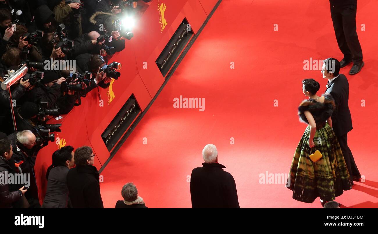 Berlin, Allemagne. 7 février 2013. Berlin, Allemagne. 7 février 2013. Les acteurs chinois Zhang Ziyi (L) et Tony Leung Chiu Wai arriver pour la première du film 'Le Grand Maître' ('Yi Dai zong shi') durant le 63ème Festival du Film de Berlin, à Berlin, Allemagne, 07 février 2013. Le film a été choisi comme film d'ouverture de la Berlinale et s'exécute dans l'article officiel de compétition. Photo : Wolfgang Kumm/apd/ Alamy Live News Banque D'Images