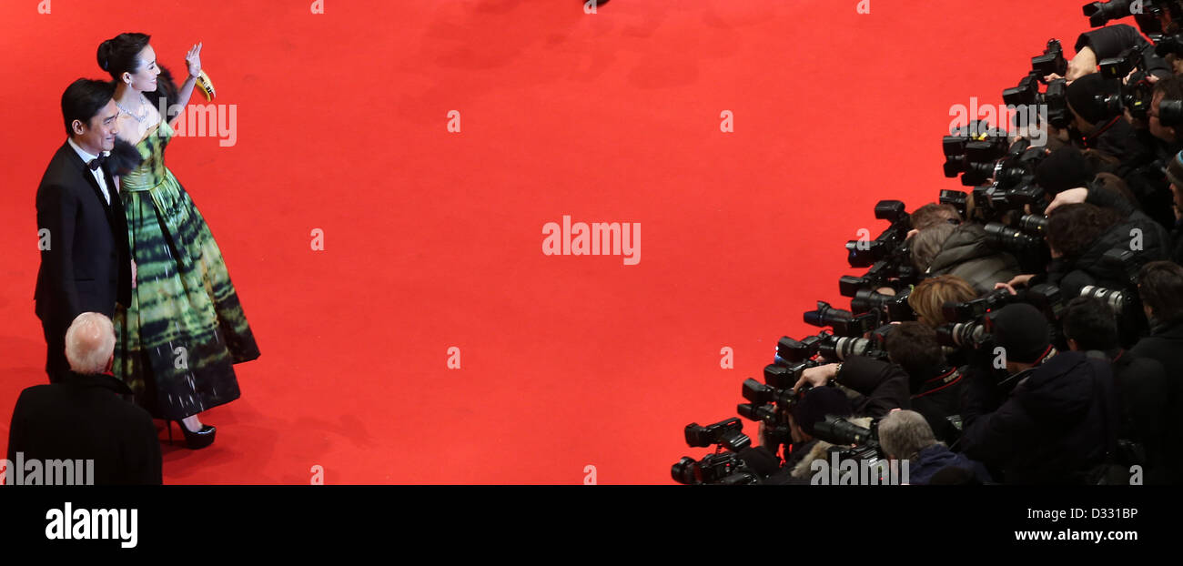 Berlin, Allemagne. 7 février 2013. Berlin, Allemagne. 7 février 2013. Les acteurs chinois Zhang Ziyi (R) et Tony Leung Chiu Wai arriver pour la première du film 'Le Grand Maître' ('Yi Dai zong shi') durant le 63ème Festival du Film de Berlin, à Berlin, Allemagne, 07 février 2013. Le film a été choisi comme film d'ouverture de la Berlinale et s'exécute dans l'article officiel de compétition. Photo : Wolfgang Kumm/apd/ Alamy Live News Banque D'Images