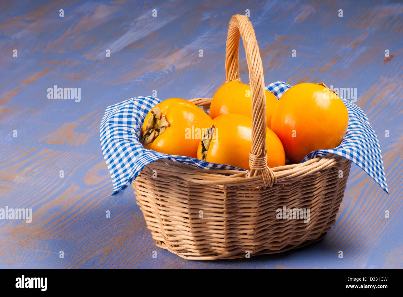 Panier de fruits juteux kaki mûr Banque D'Images