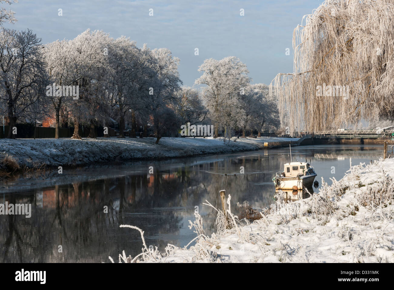 Photo de la rivière Witham à Boston, en Angleterre avec de petits bateaux de pêche en hiver Banque D'Images