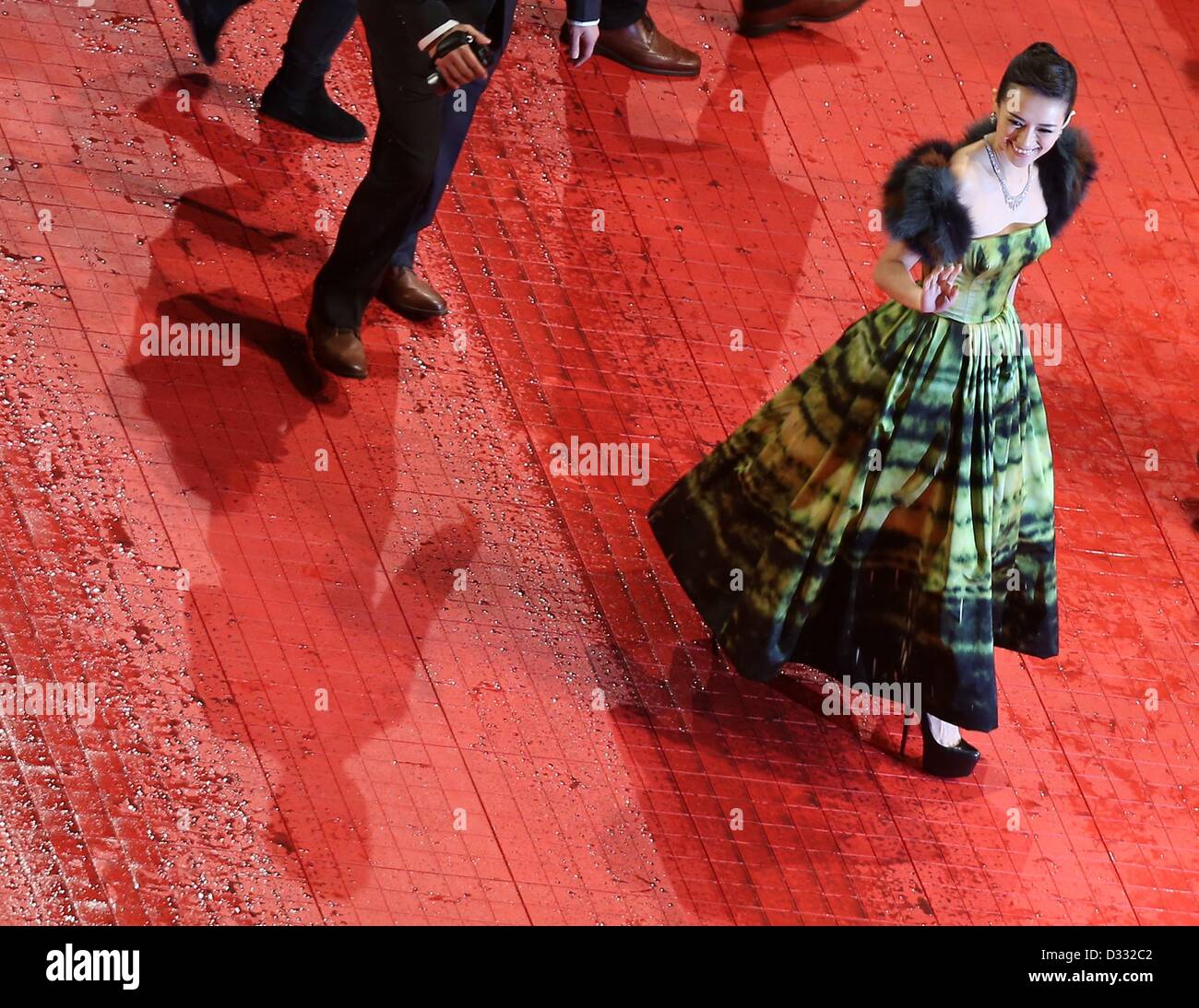Berlin, Allemagne. 7 février 2013. Berlin, Allemagne. 7 février 2013. L'actrice chinoise Zhang Ziyi arrivent pour la première du film 'Le Grand Maître' ('Yi Dai zong shi') durant le 63ème Festival du Film de Berlin, à Berlin, Allemagne, 07 février 2013. Le film a été choisi comme film d'ouverture de la Berlinale et s'exécute dans l'article officiel de compétition. Photo : Wolfgang Kumm/apd/ Alamy Live News Banque D'Images