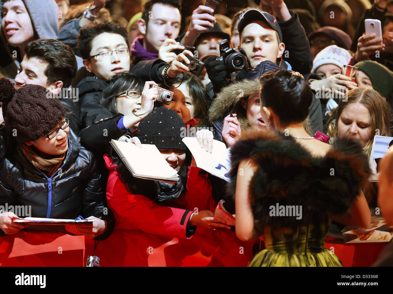Berlin, Allemagne. 7 février 2013. Berlin, Allemagne. 7 février 2013. L'actrice chinoise Zhang Ziyi, signe des autographes avant la première du film 'Le Grand Maître' ('Yi Dai zong shi') durant le 63ème Festival du Film de Berlin, à Berlin, Allemagne, 07 février 2013. Le film a été choisi comme film d'ouverture de la Berlinale et s'exécute dans l'article officiel de compétition. Photo : Hannibal/apd/ Alamy Live News Banque D'Images