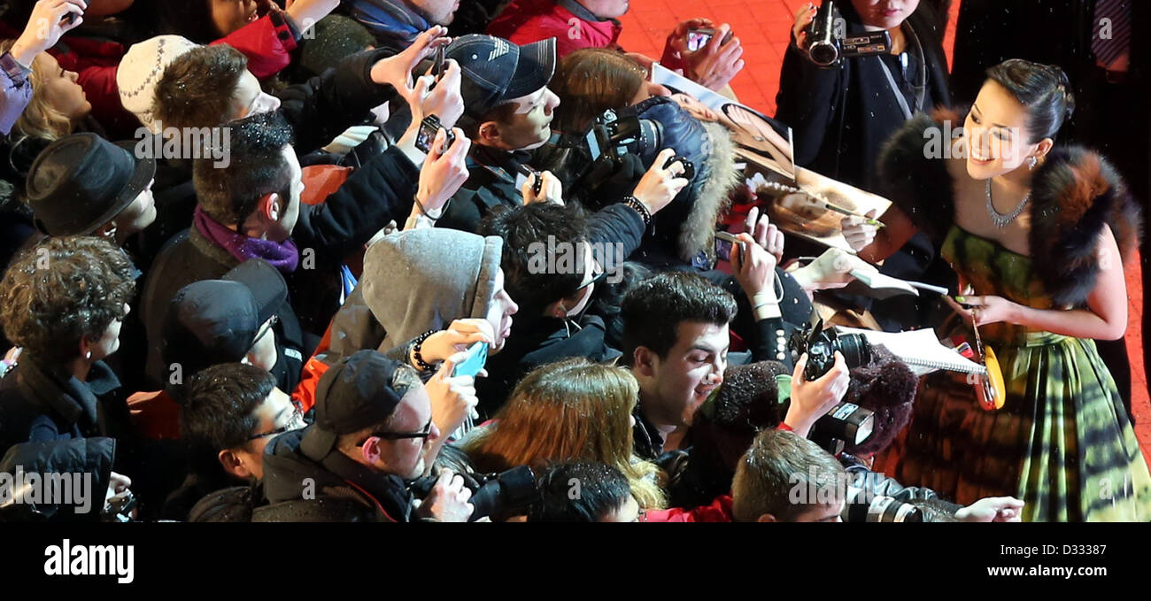 Berlin, Allemagne. 7 février 2013. L'actrice chinoise Zhang Ziyi arrive pour la première du film 'Le Grand Maître' ('Yi Dai zong shi') durant le 63ème Festival du Film de Berlin, à Berlin, Allemagne, 07 février 2013. Le film a été choisi comme film d'ouverture de la Berlinale et s'exécute dans l'article officiel de compétition. Photo : Wolfgang Kumm/dpa Banque D'Images