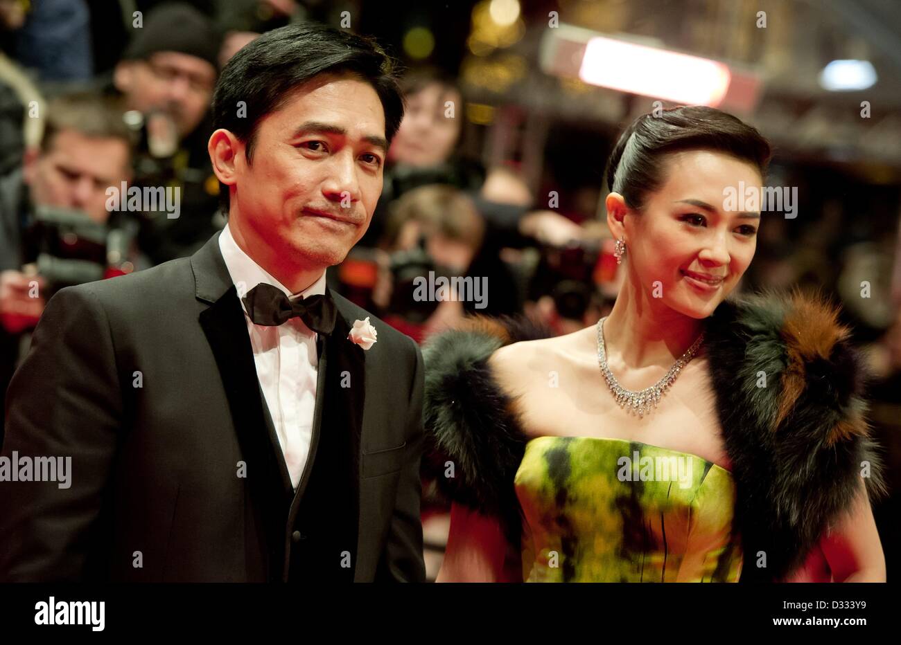 Berlin, Allemagne. 7 février 2013. Les acteurs chinois Zhang Ziyi (R) et Tony Leung Chiu Wai arriver pour la première du film 'Le Grand Maître' ('Yi Dai zong shi') durant le 63ème Festival du Film de Berlin, à Berlin, Allemagne, 07 février 2013. Le film a été choisi comme film d'ouverture de la Berlinale et s'exécute dans la section officielle hors compétition. Photo : Sven Hoppe/dpa Banque D'Images