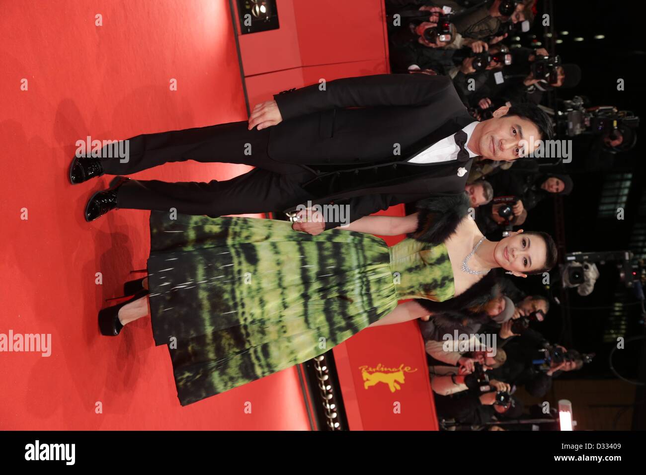 Berlin, Allemagne. 7 février 2013. Les acteurs chinois Zhang Ziyi (R) et Tony Leung Chiu Wai arriver pour la première du film 'Le Grand Maître' ('Yi Dai zong shi') durant le 63ème Festival du Film de Berlin, à Berlin, Allemagne, 07 février 2013. Le film a été choisi comme film d'ouverture de la Berlinale et s'exécute dans la section officielle hors compétition. Photo : Joerg Carstensen dpa Banque D'Images