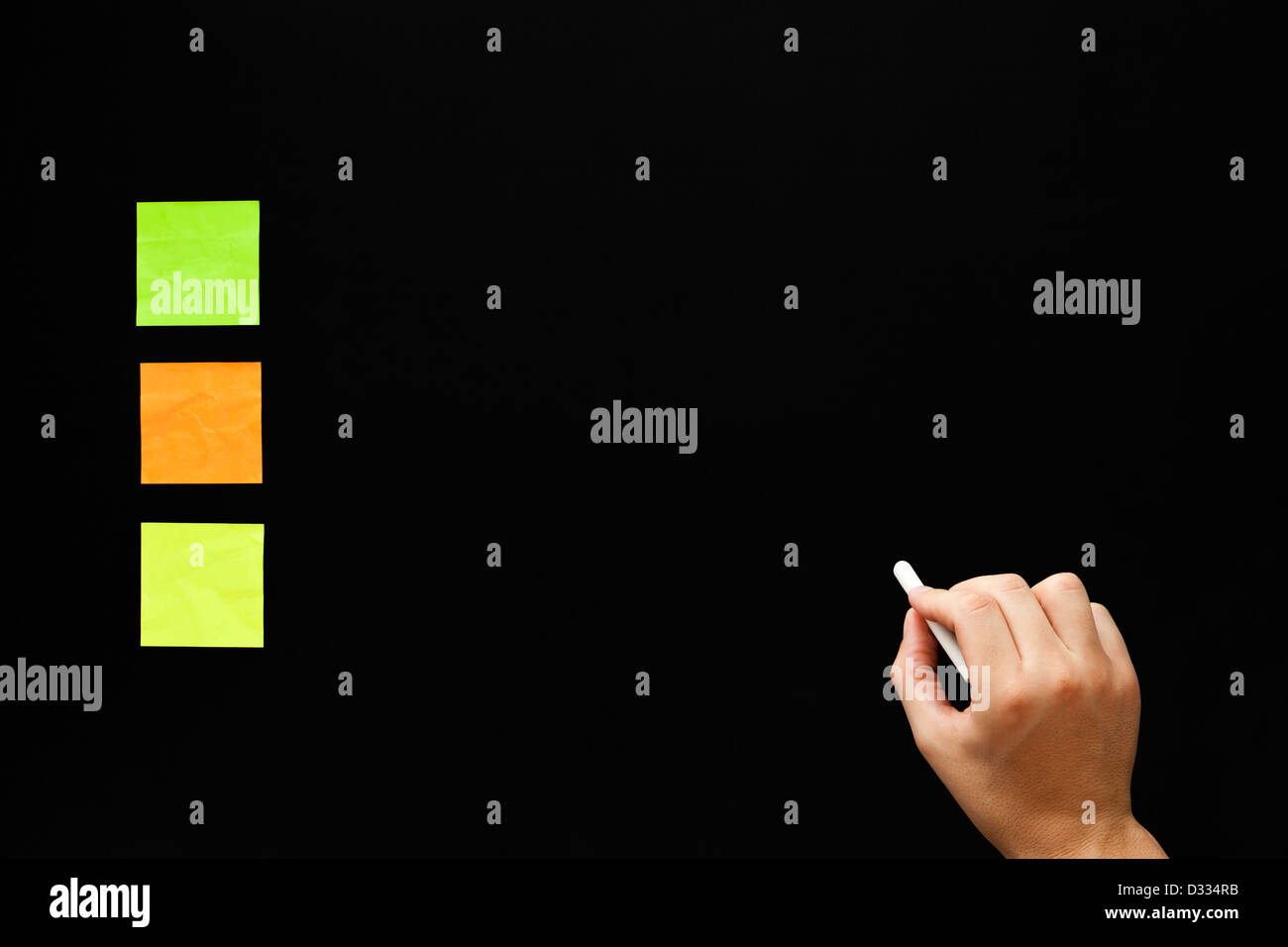 Part d'écrire quelque chose sur le tableau blanc avec trois couleurs différentes notes adhésives. Banque D'Images