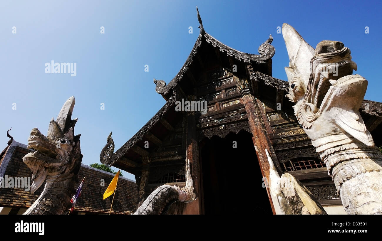 Ancien sanctuaire bouddhiste avec le roi des Nagas, Wat tonne Kwan, Chiang Mai, Thaïlande. Banque D'Images