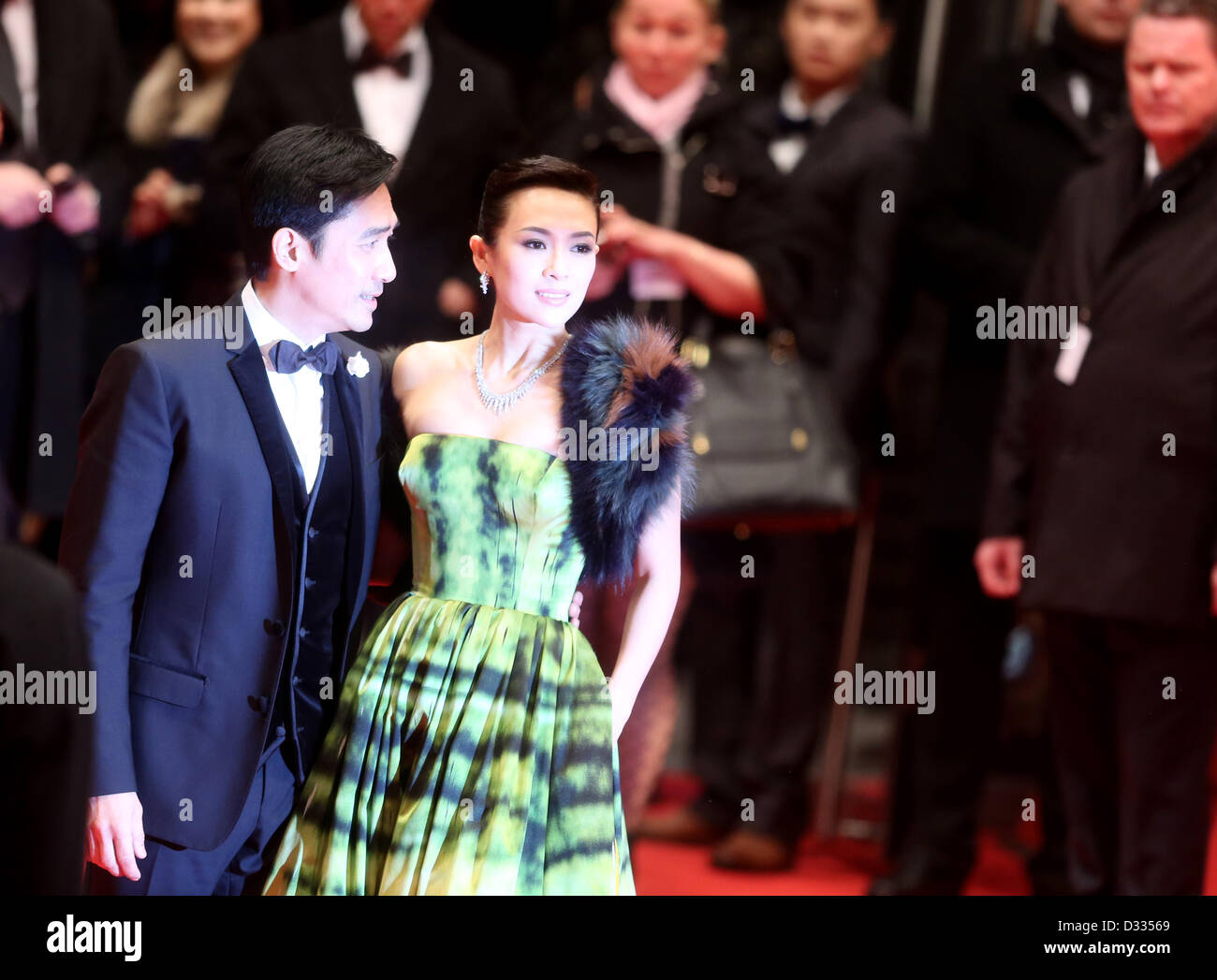 Berlin, Allemagne. 7 février 2013. Les acteurs chinois Zhang Ziyi (R) et Tony Leung Chiu Wai arriver pour la première du film 'Le Grand Maître' ('Yi Dai zong shi') durant le 63ème Festival du Film de Berlin, à Berlin, Allemagne, 07 février 2013. Le film a été choisi comme film d'ouverture de la Berlinale et s'exécute dans l'article officiel de compétition. Photo : Kay Nietfeld/dpa Banque D'Images