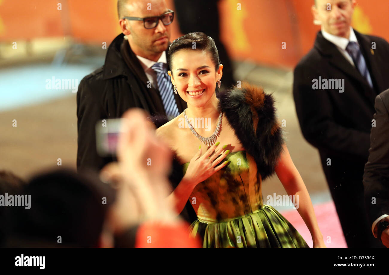 Berlin, Allemagne. 7 février 2013. L'actrice chinoise Zhang Ziyi arrive pour la première du film 'Le Grand Maître' ('Yi Dai zong shi') durant le 63ème Festival du Film de Berlin, à Berlin, Allemagne, 07 février 2013. Le film a été choisi comme film d'ouverture de la Berlinale et s'exécute dans l'article officiel de compétition. Photo : Kay Nietfeld/dpa Banque D'Images