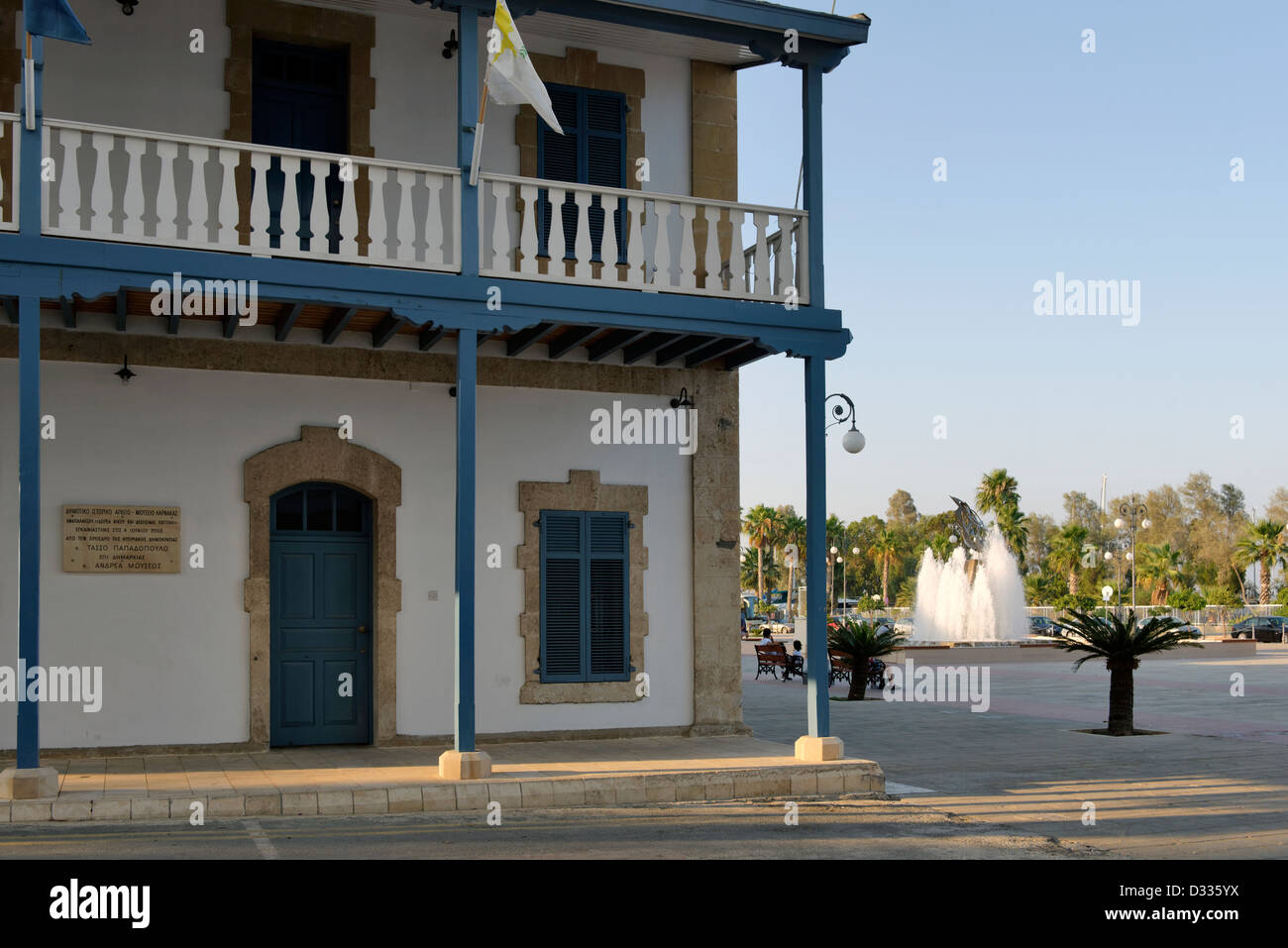 Musée et archives de Larnaca avec place Europa fontaine en arrière-plan. Banque D'Images