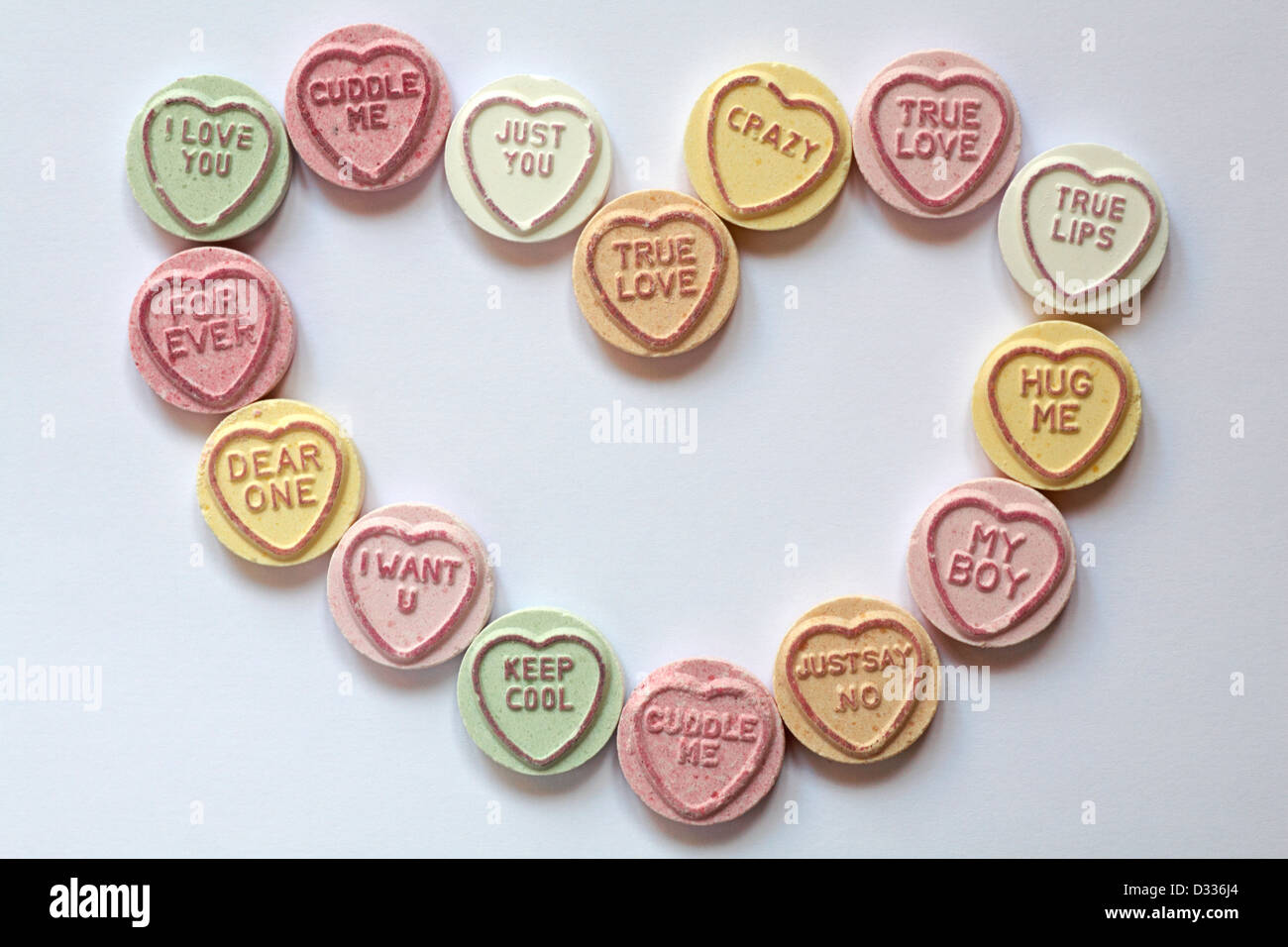 Coeur doux de chérie - bonbons coeur d'amour avec des messages, disposés en forme de coeur pour la Saint Valentin, la Saint-Valentin - bonbons coeur de coeur d'amour d'en haut Banque D'Images