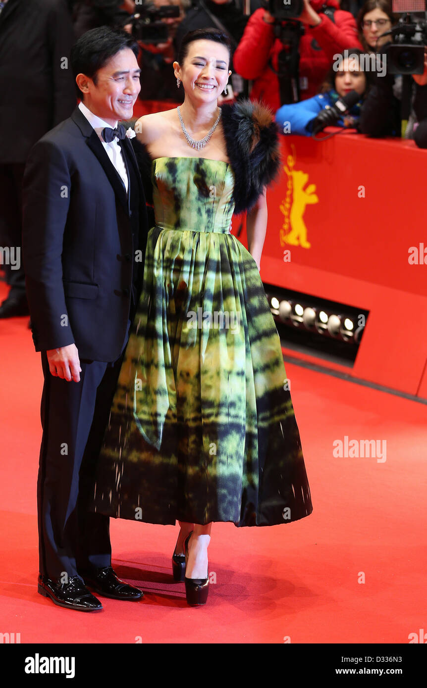 Les acteurs chinois Zhang Ziyi (R) et Tony Leung Chiu Wai arriver pour la première du film 'Le Grand Maître' ('Yi Dai zong shi') durant le 63ème Festival du Film de Berlin, à Berlin, Allemagne, 07 février 2013. Le film a été choisi comme film d'ouverture de la Berlinale et s'exécute dans l'article officiel de compétition. Photo : dpa Hannibal Banque D'Images