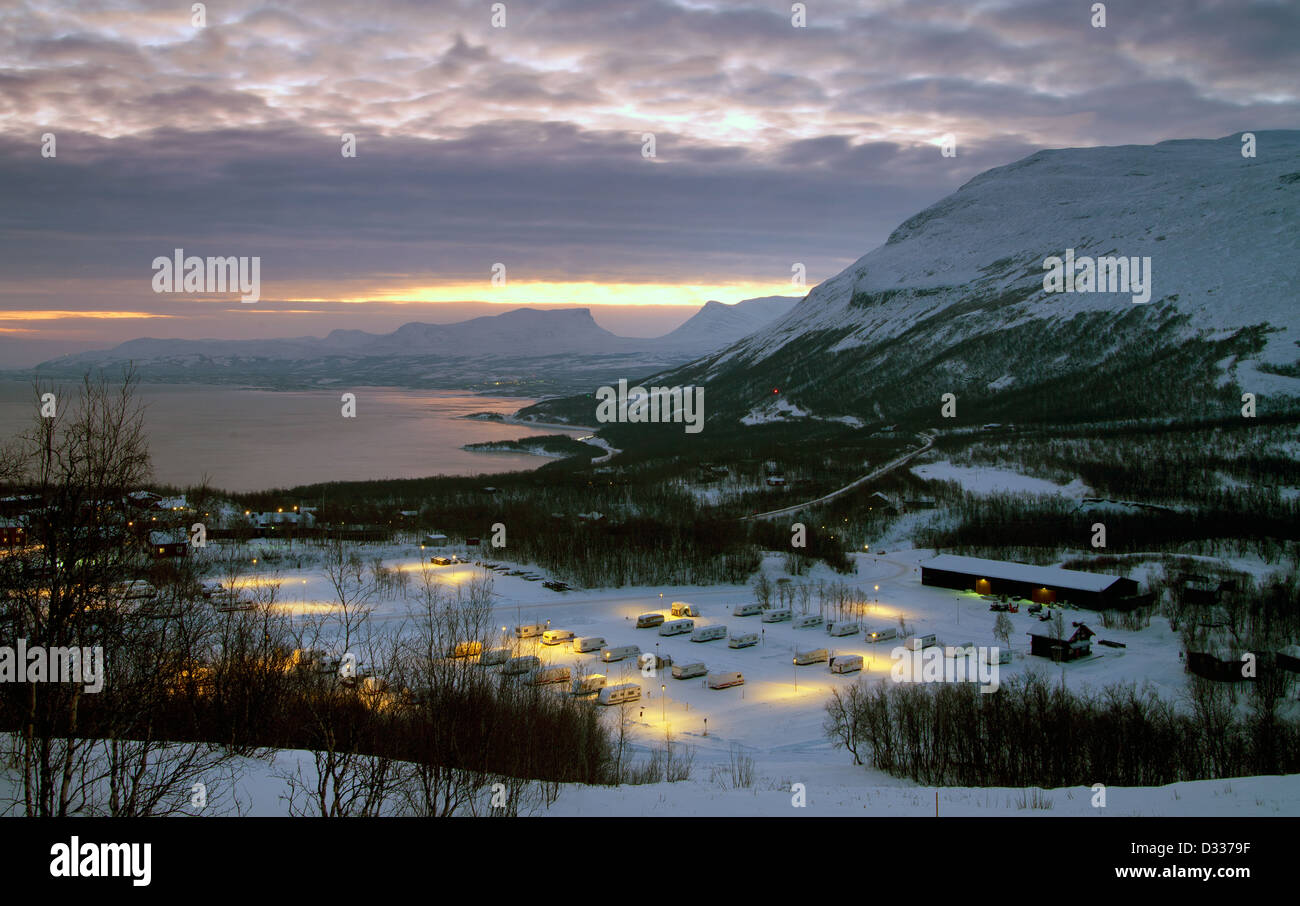 Belle vue sur Abisko dans le nord de la Suède, avec une montagne au lever du soleil en hiver. Banque D'Images
