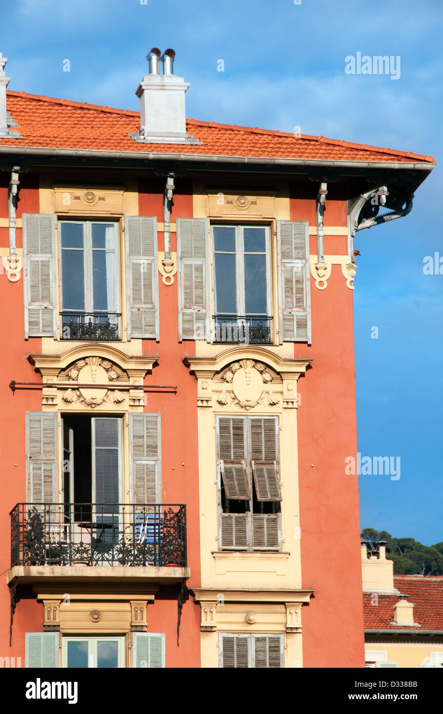 Retro bâtiments le long du vieux port de la ville de Nice, Côte d'Azur France Banque D'Images