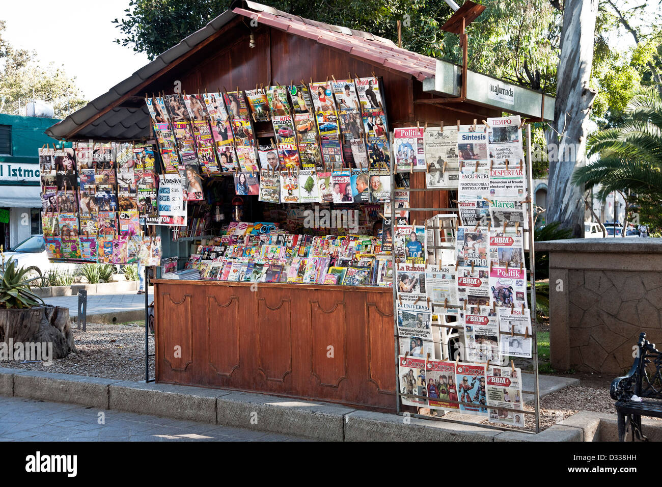 Contreplaqué - multiplex kiosque Kiosque avec toit de tuiles de faux et beaucoup de journaux périodiques à bord de Llano park Oaxaca Mexique Banque D'Images