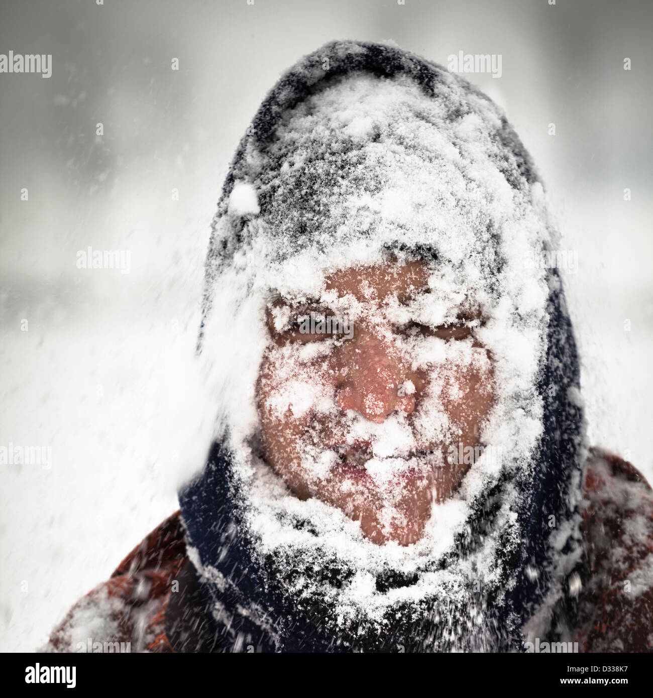 L'homme couvert de neige dans une tempête de neige lourde. Banque D'Images