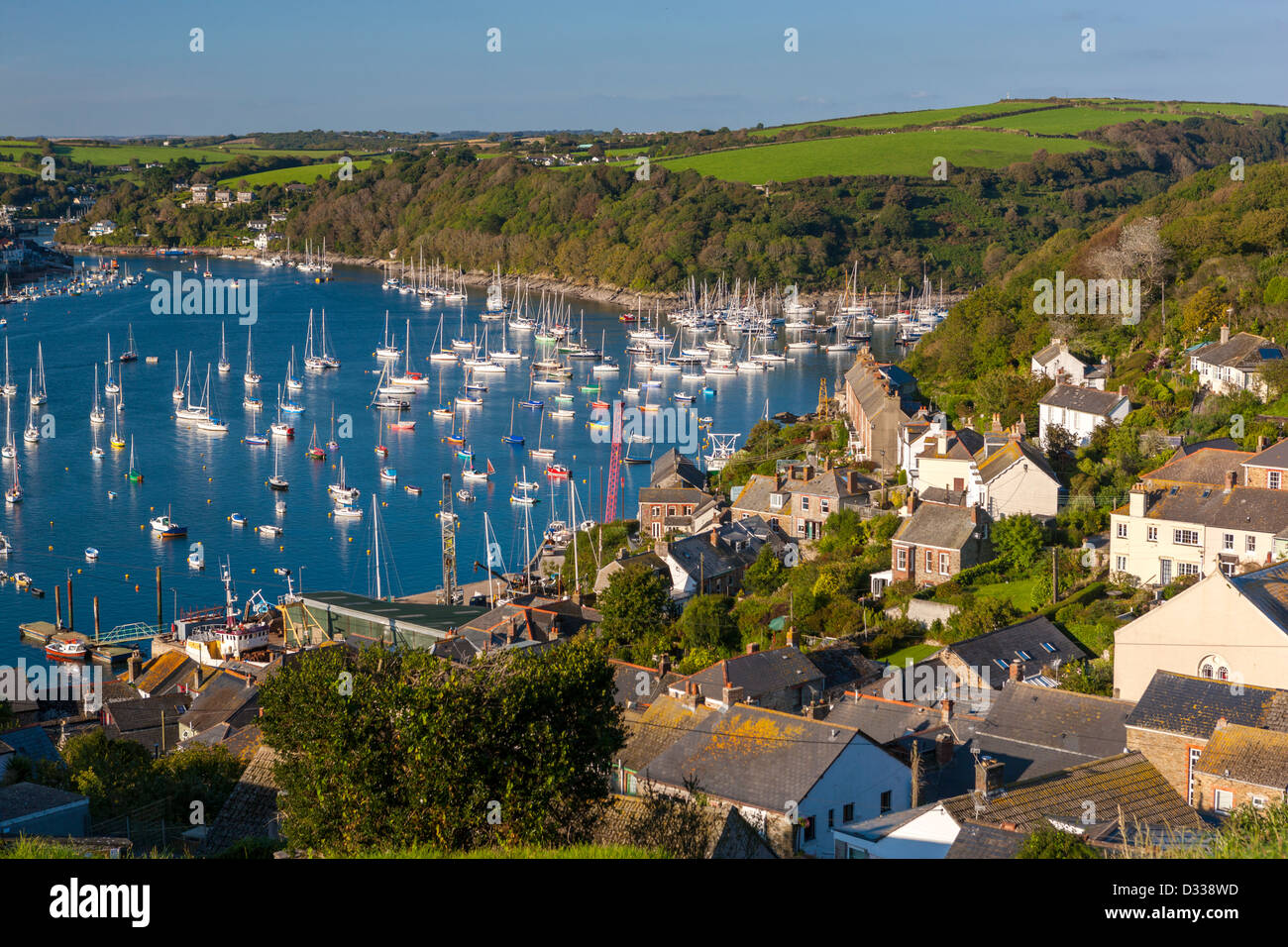 Vue sur les toits de bateaux amarrés dans l'estuaire de Fowey Polruan. Banque D'Images