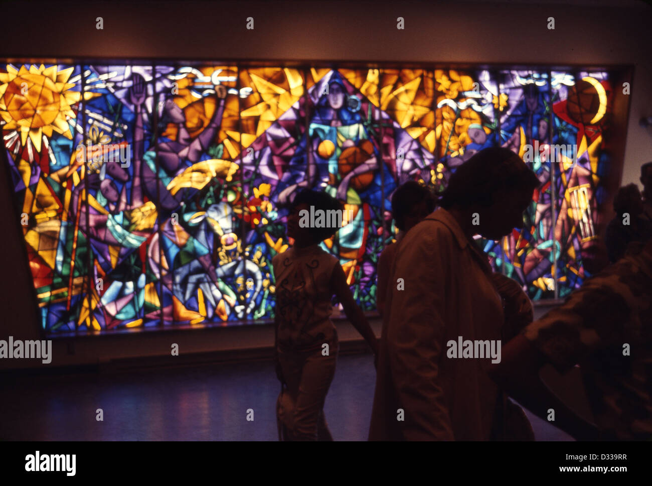 Photographie vintage de l'Expo de Montréal 1967, le vitrail au pavillon de Ceylan. Banque D'Images