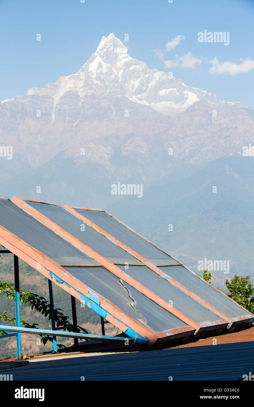 Des panneaux solaires thermiques pour le chauffage de l'eau sur les toits d'une maison de thé au pied de l'Himalaya, Népal, Banque D'Images