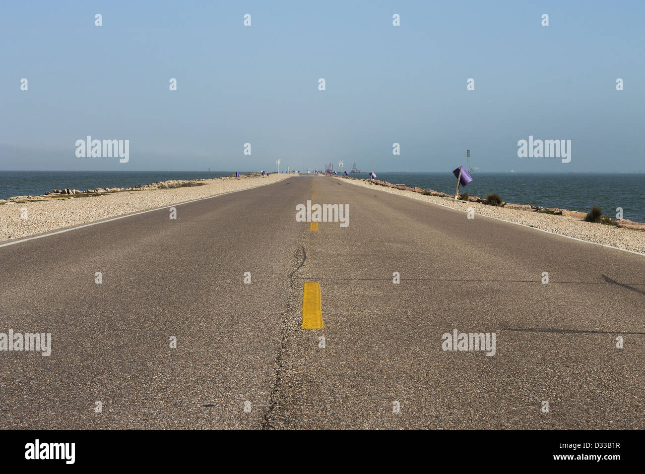 La Digue de Texas City s'étend sur cinq kilomètres dans la baie de Galveston. Banque D'Images