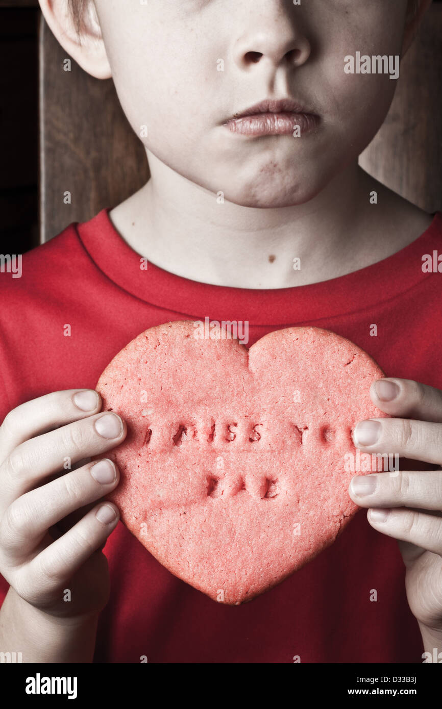 En forme de coeur garçon détient cookie avec des mots "I miss you Papa' Banque D'Images