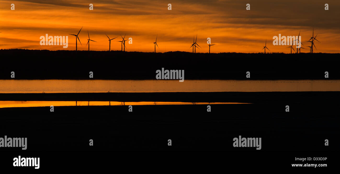 Une ferme éolienne est découpé sur un coucher de soleil dans le nord-ouest de l'Oregon, USA. Banque D'Images
