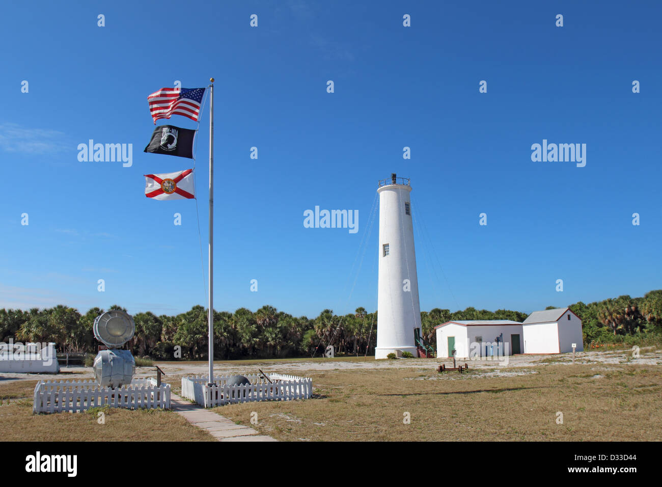 Phare, drapeaux et bâtiments associés à l'extrémité nord de l'Egmont Key, une petite île près de l'embouchure de la baie de Tampa, Floride Banque D'Images