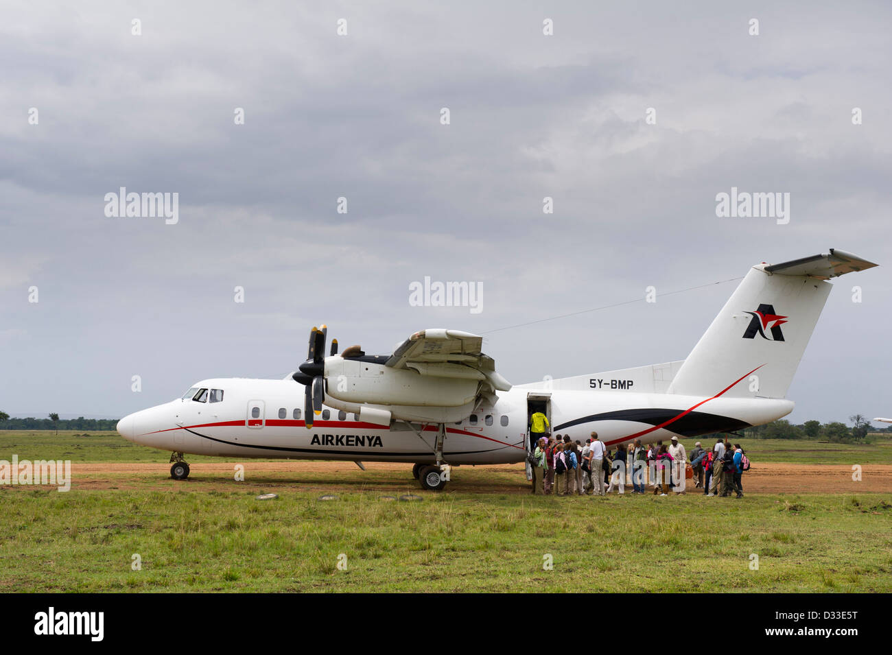 Avion les touristes sur une piste dans le Masai Mara National Reserve, Kenya Banque D'Images