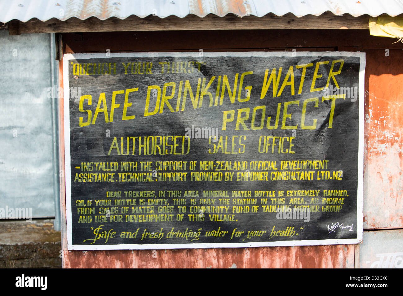 Un signe sur un projet d'eau potable dans le sanctuaire de l'Annapurna, Népal, Himalaya. Banque D'Images