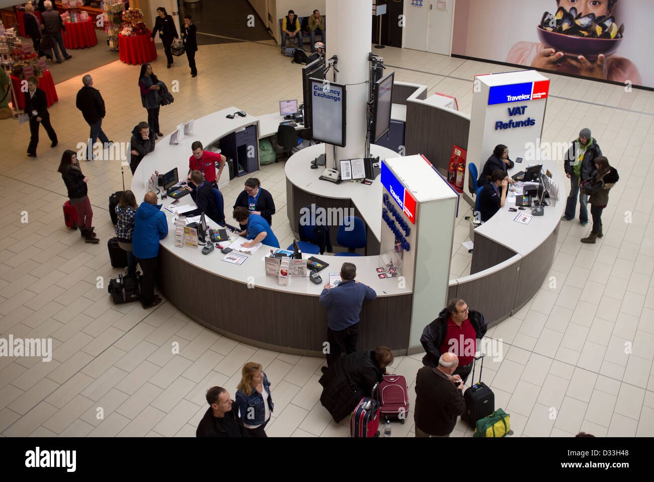 Les gens d'acheter vos devises à l'aéroport Banque D'Images