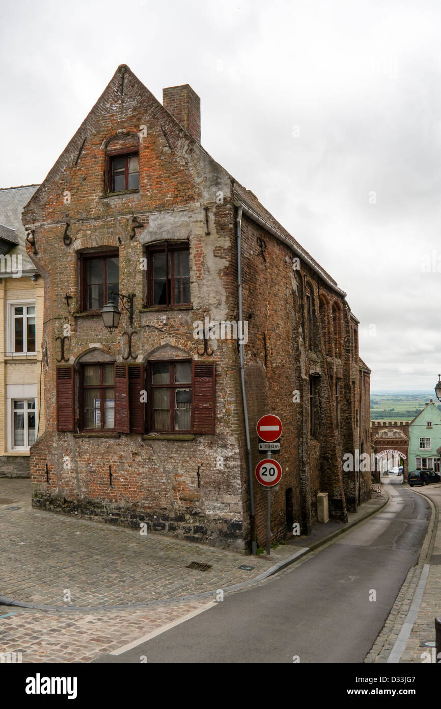 Bâtiment historique et de la Porte d'aire dans la ville fortifiée de Cassel en Normandie, France. Banque D'Images