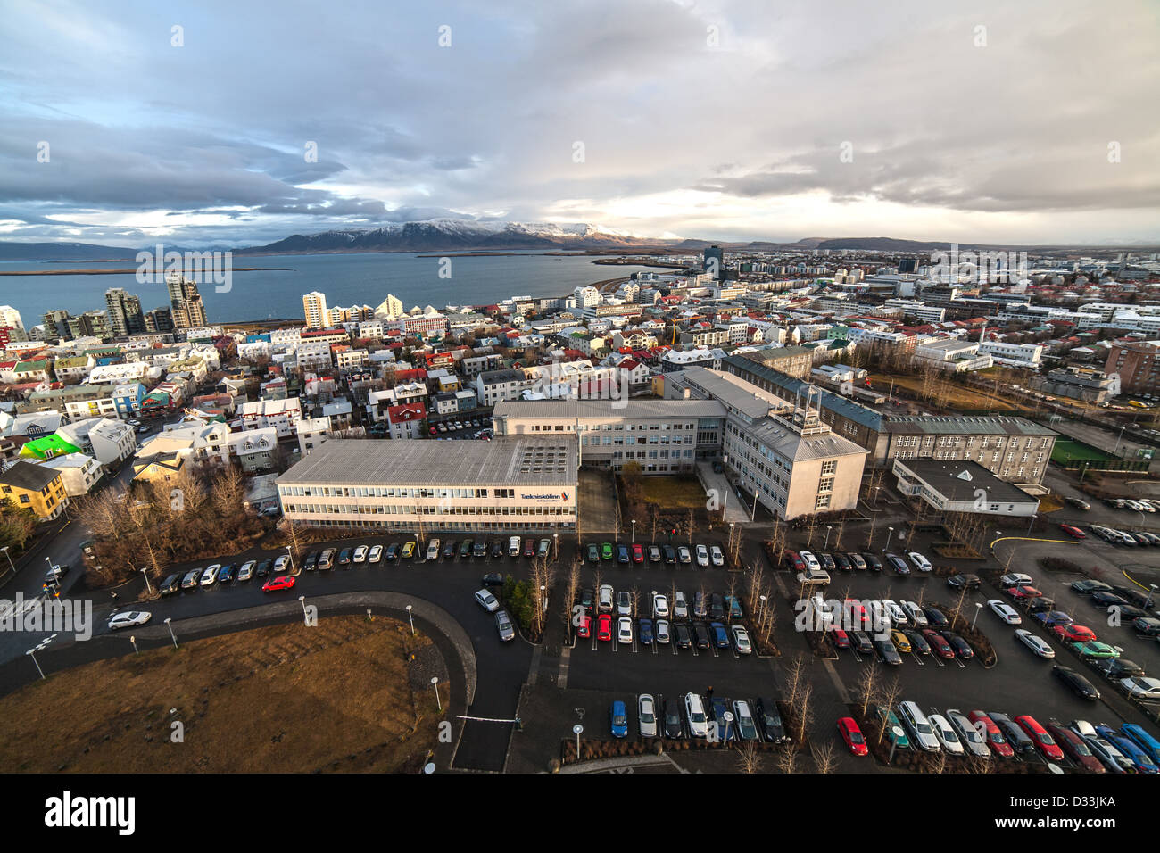 La lumière du jour Vue sur les toits colorés de l'église Hallgrímskirkja Reykjavik en Islande à l'aide d'un grand angle avec l'université Banque D'Images