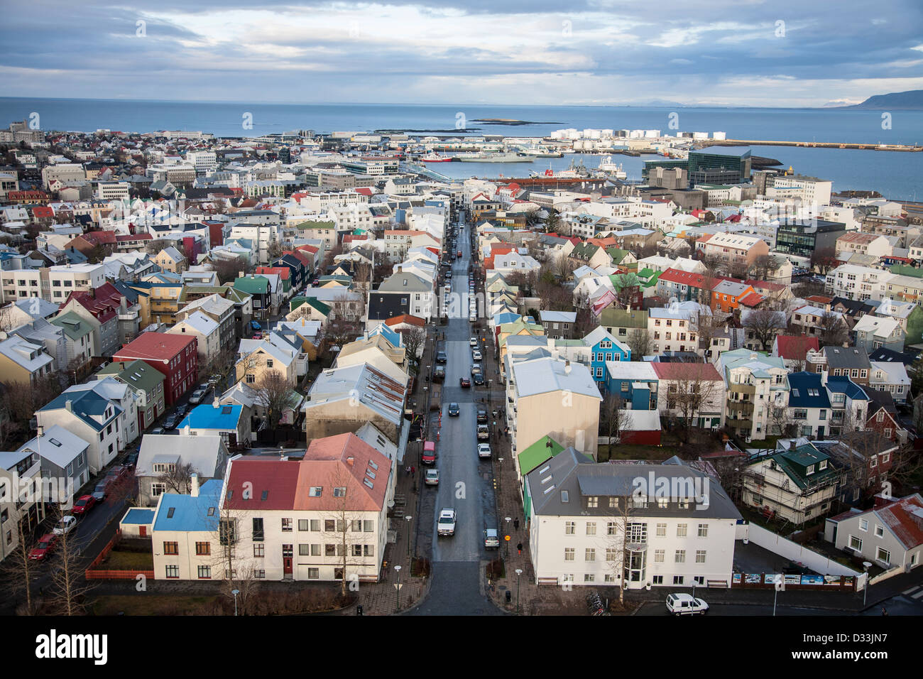 La lumière du jour Vue sur les toits colorés de l'église Hallgrímskirkja Reykjavik en Islande à l'aide d'un grand angle avec fond mer Banque D'Images