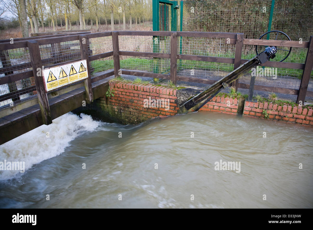 Whitebridge weir sur la rivière Deben, Campsea Ashe, Suffolk Angleterre est un dispositif mécanique simple pour réguler le débit de la rivière Banque D'Images